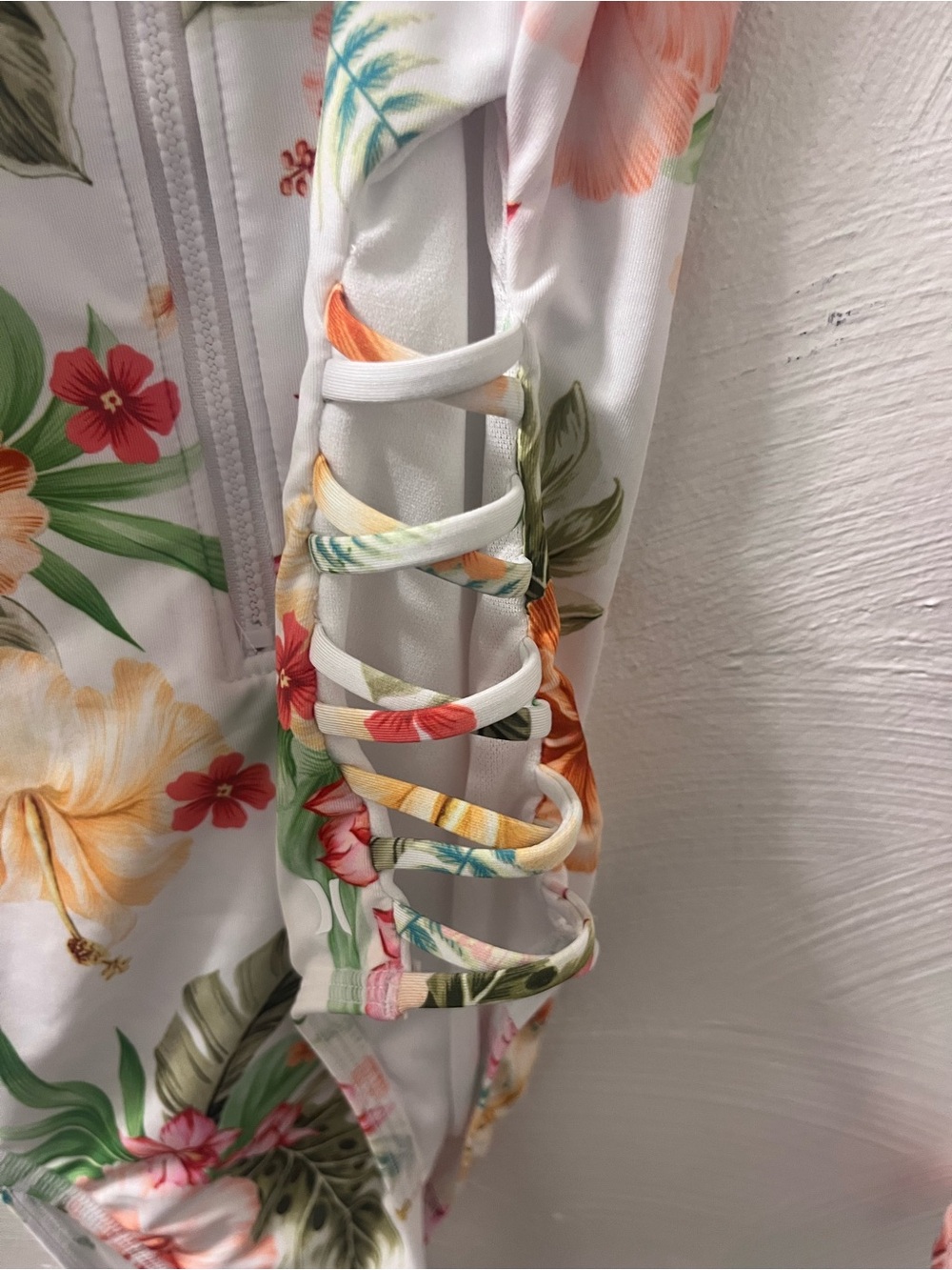 Hurley White Floral Long-Sleeve Zip One-Piece Swimsuit /Surf Women’s Size M NWOT - Picture 3 of 11